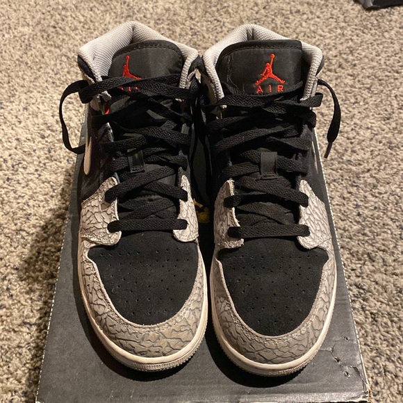 Nike Air Jordan 1 Mid SE- Black and Grey - Picture 2 of 4